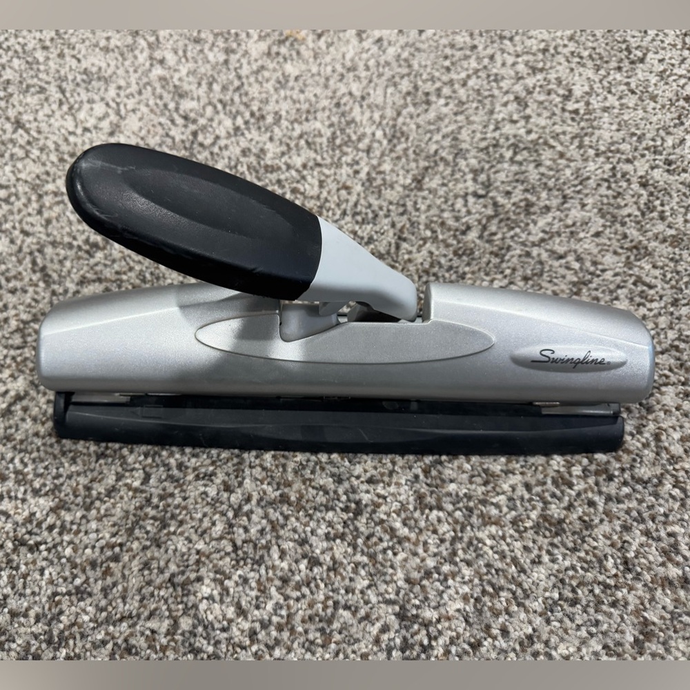 Swingline 3 hole punch